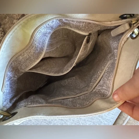 Shiraleah Cream Vegan Leather Shoulder Bag with Practical Design - Picture 3 of 12